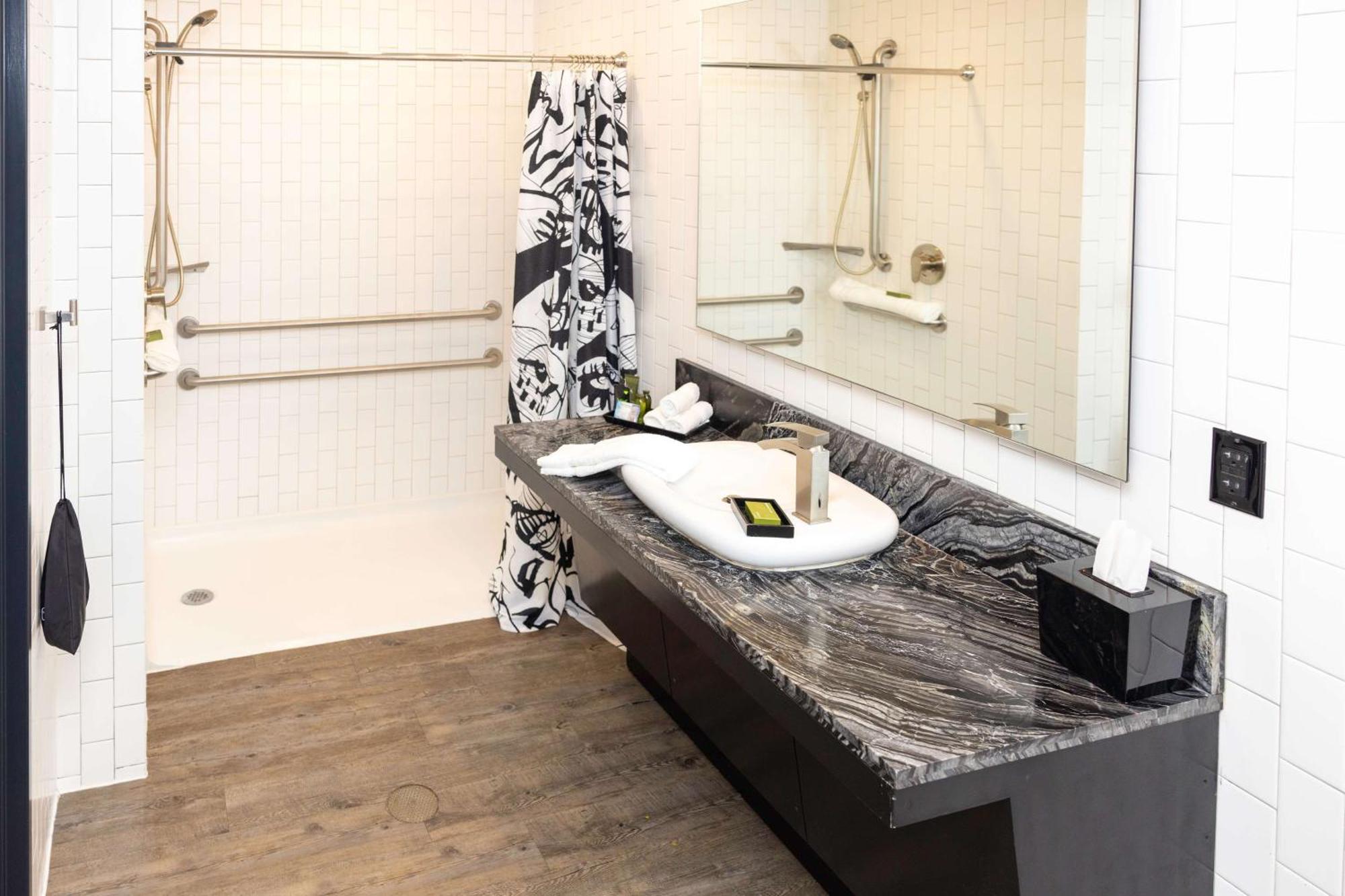 Corner King Room Bath Tub Mobility Accessible,1533232474:JPEG